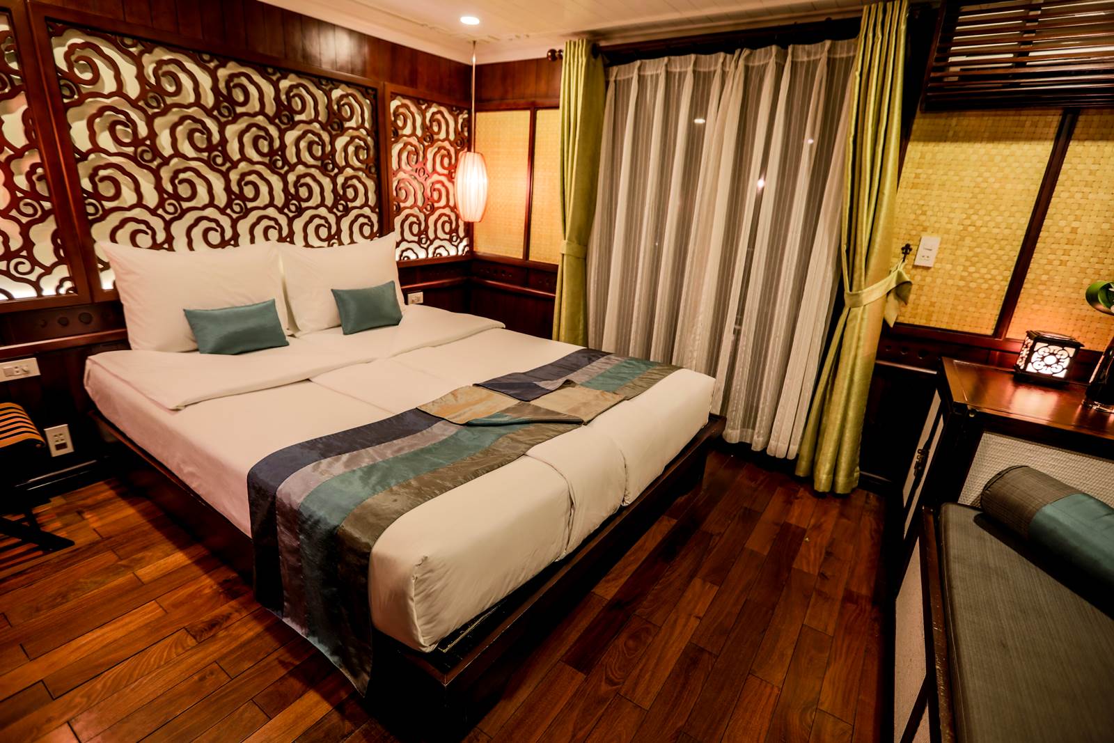 Bhaya Cruises Halong Bay Team 4